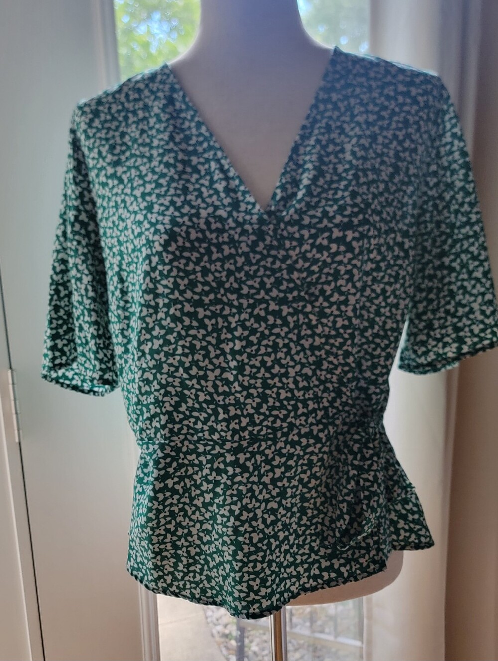 Kaileigh Green Floral V-Neck Wrap Women’s Blouse Size Medium